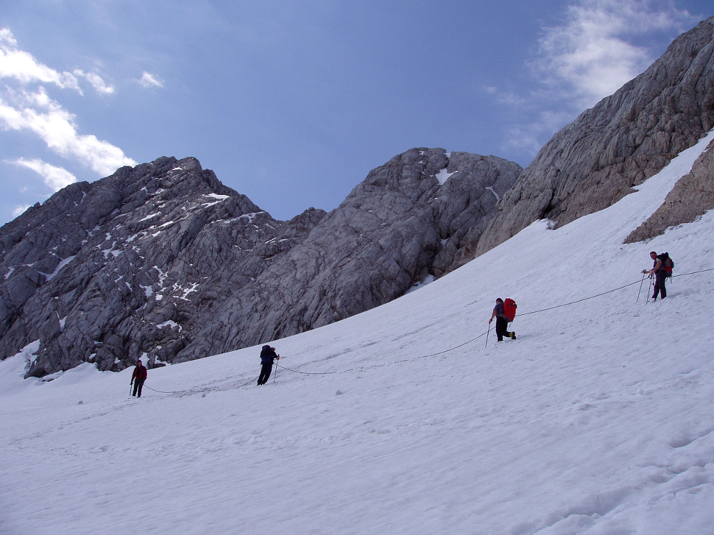 Dachstein. Družstvo turistů sestupuje ze Steinerscharte na Hallstattský ledovec.