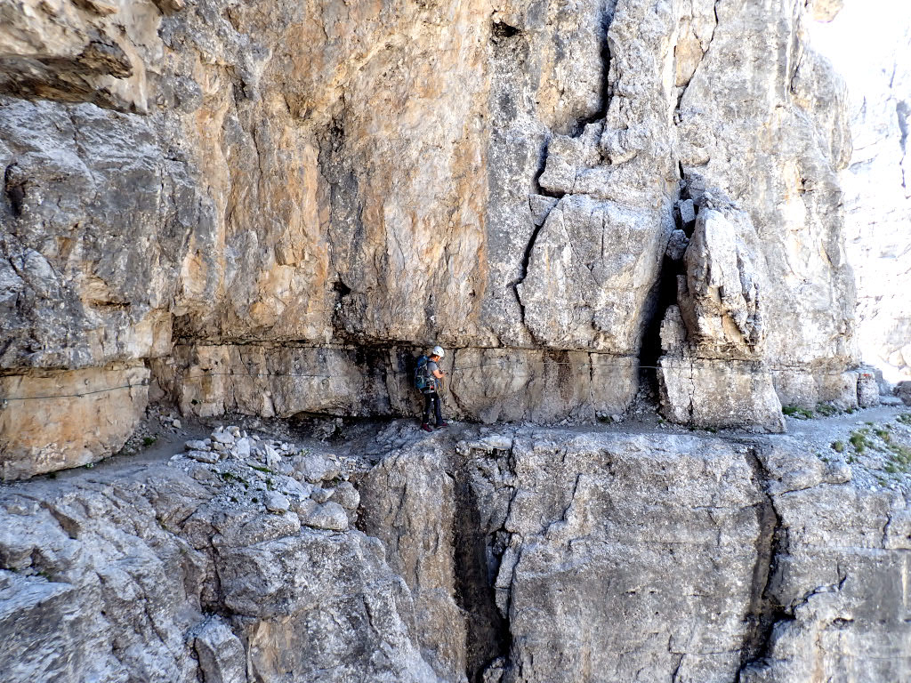 Via delle Bocchette Centrali. Na skalní rampu nad údolím al Brenta Alta ústí pitný pramen z trubky.