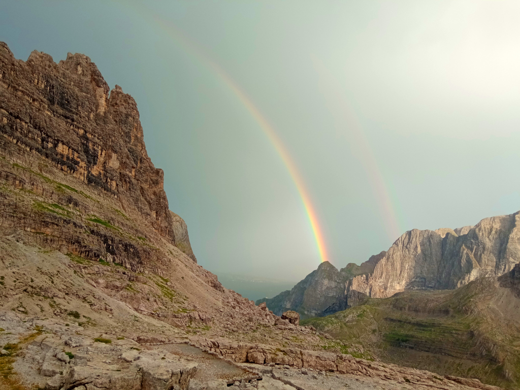 Rifugio Tosa Pedrotti. Duha se klene pod chatou v údolí Massodi.