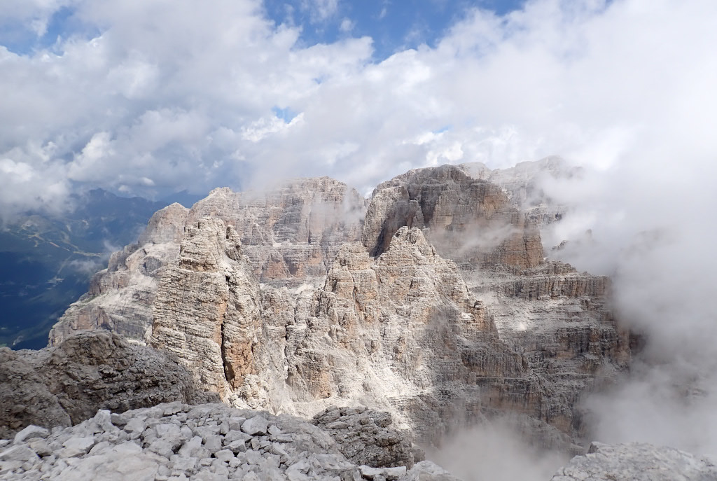 Brenta Alta. Pohled z vrcholu na Campanile Alto a doprava od ní hřeben Sfulmini.