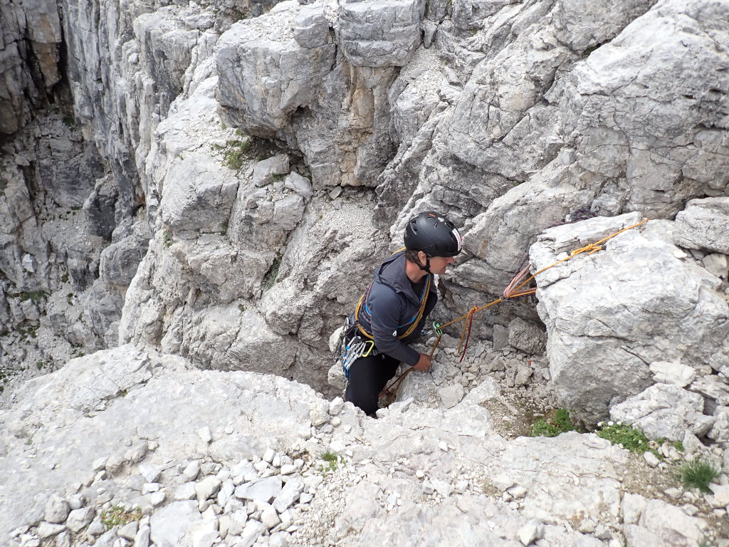 Brenta Alta. Štand na smyčkách nad pravým ramenem Y komína v dolním skalním pásu.
