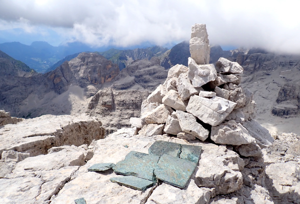 Vrcholový mužík Brenta Alta (2960 m).