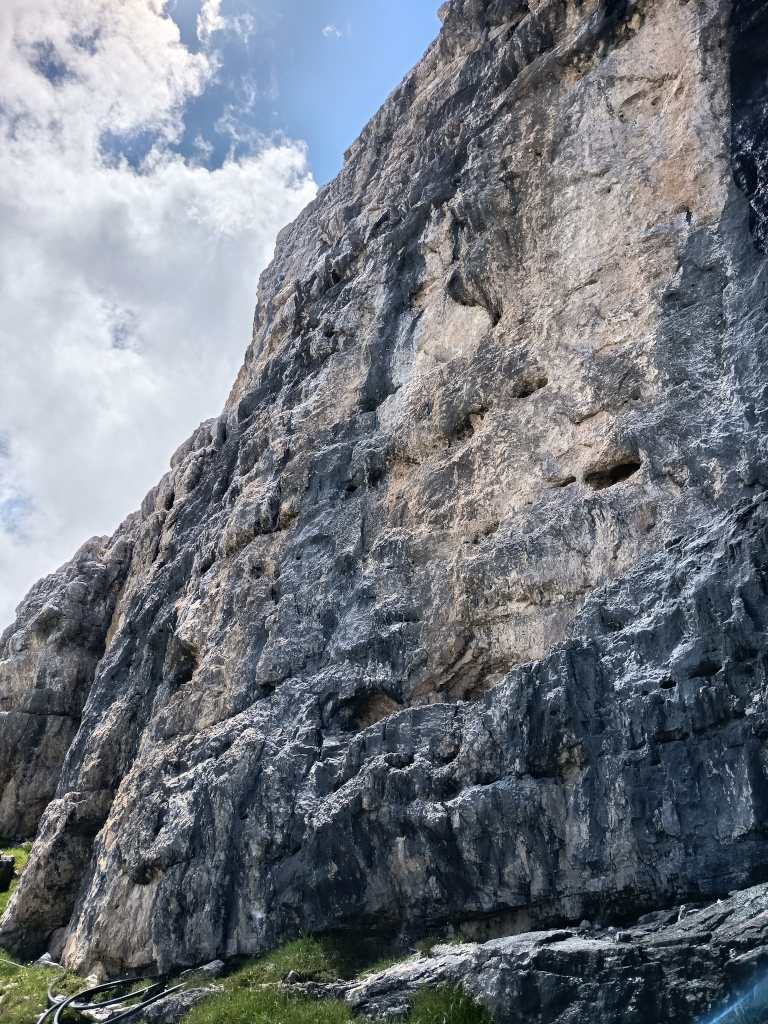 Rifugio Tosa Pedrotti Klettergarten. Levá část lezeckého sektoru.