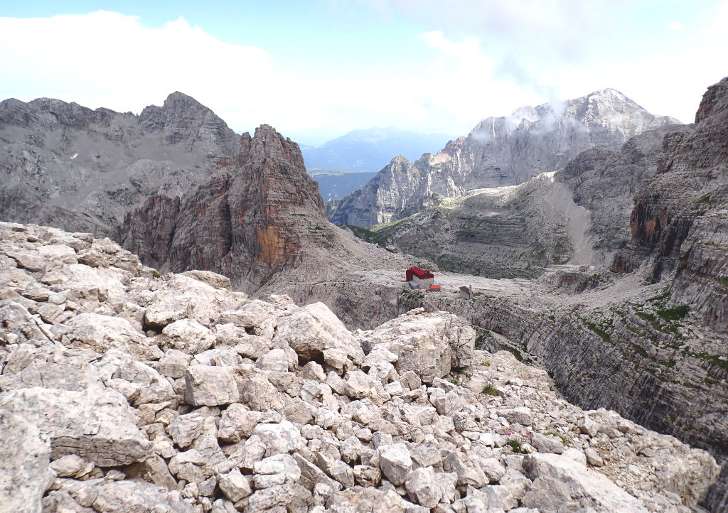 Rifugio Tosa Pedrotti. Pohled na chatu z jižní stěny Brenta Alta.