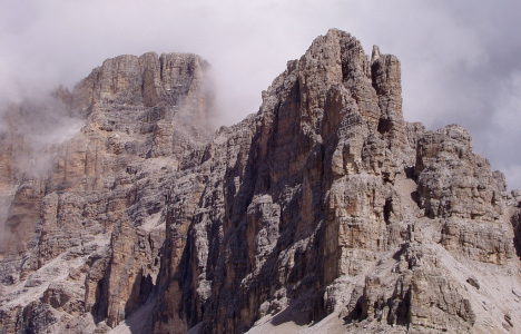 Tři turisté zahynuli v Dolomitech pod přívalem bahna