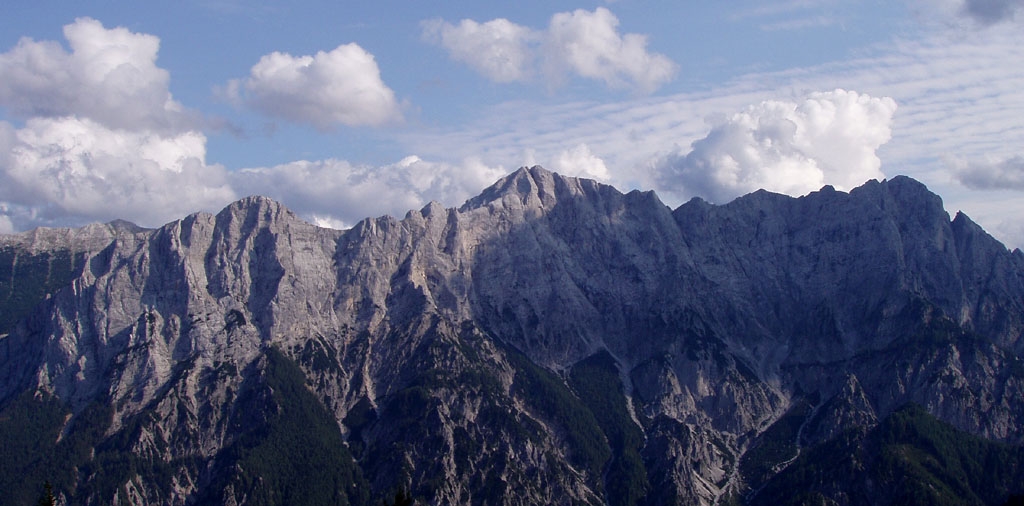 Gesäuse, hlavní hřeben ze severu. Uprostřed Hochtor (2369 m), vlevo Planspitze, vpravo Ödstein.