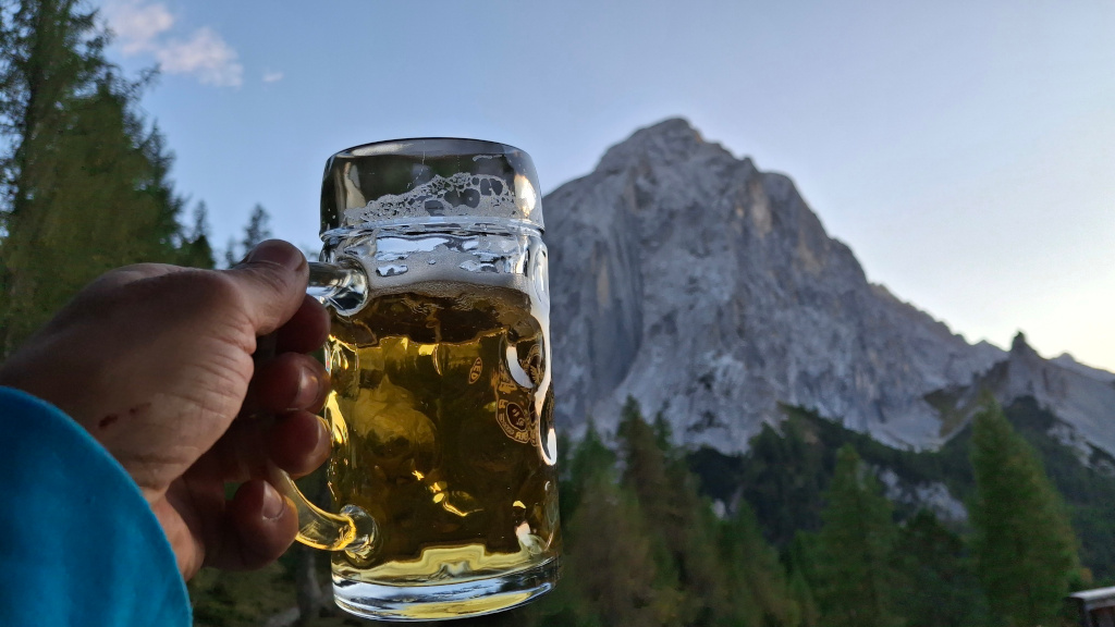 Hallerangerhaus. Večerní pivo na terase s výhledem do Karwendel.