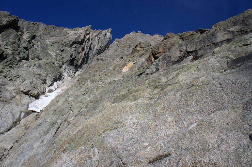 Na této abstraktně vyhlížející fotografii dominuje Culoir de Aiguille de Roc, kterým dolů často lítá kamení (zvlášť když na bloky ledu v něm svítí slunce). Vlevo od něj trčí do oblohy Aiguille de Roc, vpravo vrcholy Greponu, naše cesta vede plotnami vpravo od kuloáru.