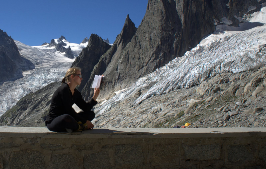 Studium průvodce na Refuge de l'Envers des Aiguilles.