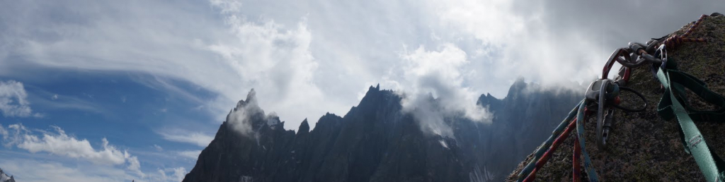 Na vrcholu 1. Nantillonu. Vlevo Dent du Requin, Grand Gendarme, vpravo někde v mracích Pain du sucre a Aiguille du Plan.