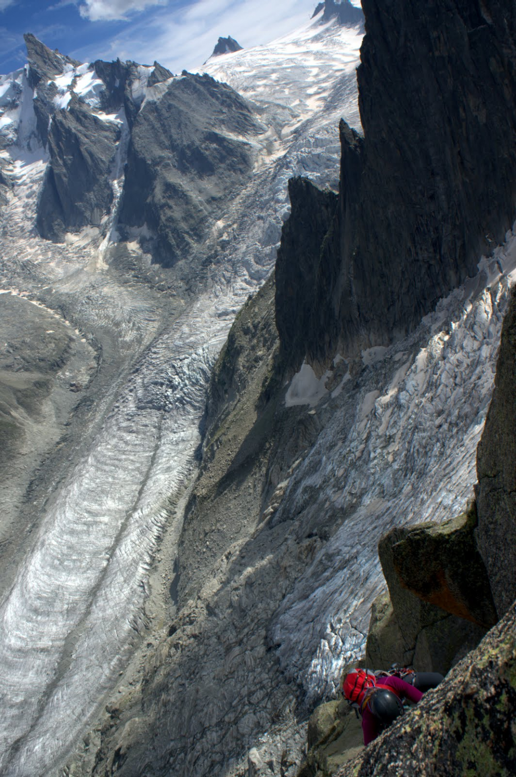 V hloubce Séracs du Géant (Obří seráky) spojují ledovce du Géant, des Périades a d'Envers du Plan v Glacier du Tacul, který se o něco níž spojí s Glacier de Leschaux a vytvoří Mer de Glace.