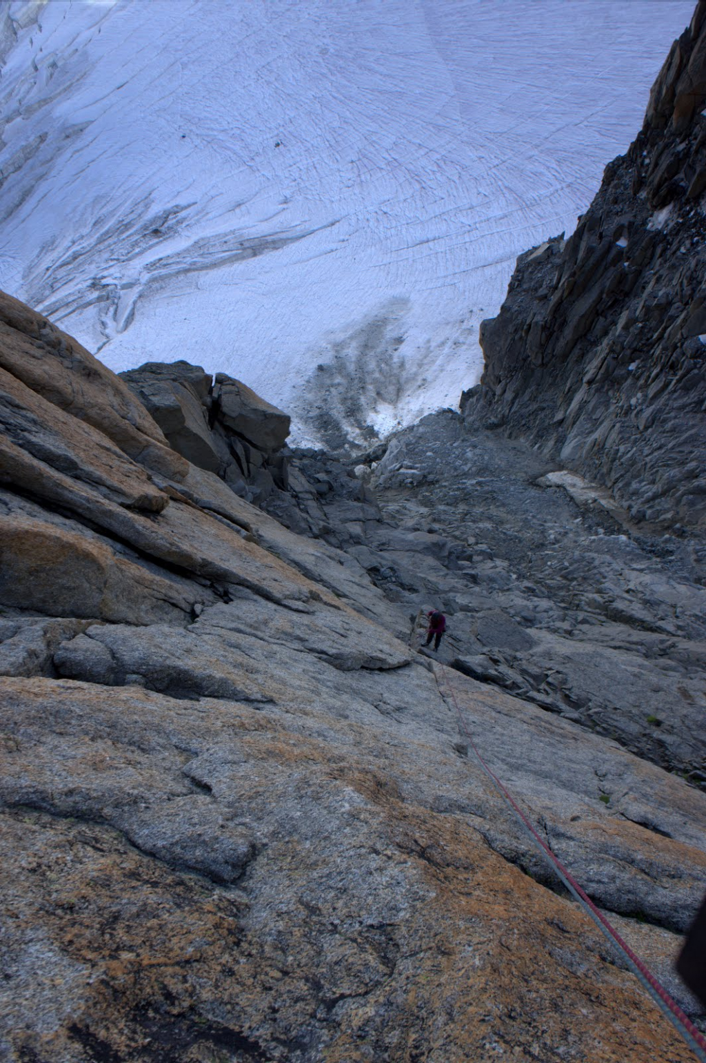 Grand Capucin. Slaňování do kuloáru plného padajícího kamení.