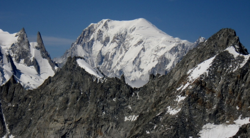 Velkolepý hřeben Mont Blanc z Itálie do Francie