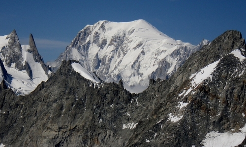 Velkolepý hřeben Mont Blanc z Itálie do Francie