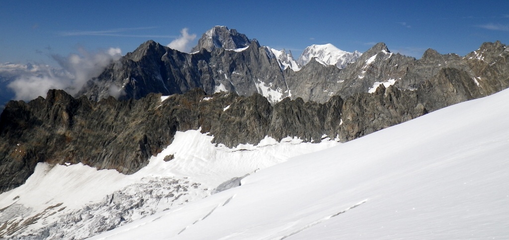 Masivy Grandes Jorasses (4208 skalní vlevo) a Mont Blanc (4810 sněhový vpravo).