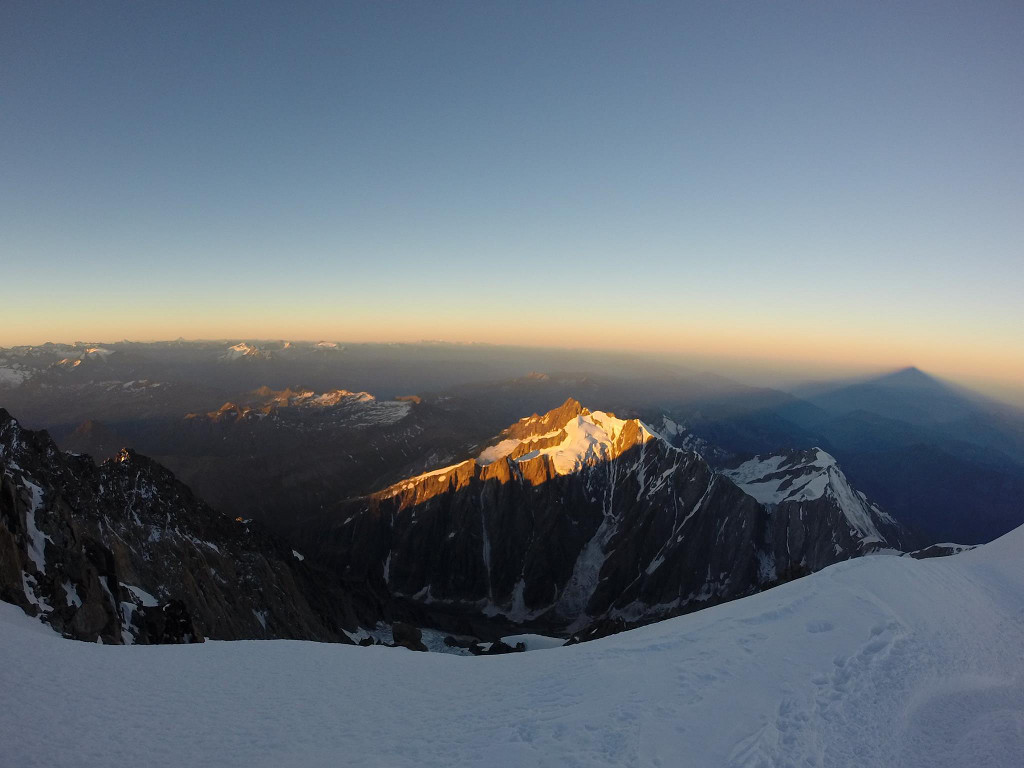 Mont Blanc. Svítá a na obzoru se zjevuje stín nejvyššího evropského vrcholu. 