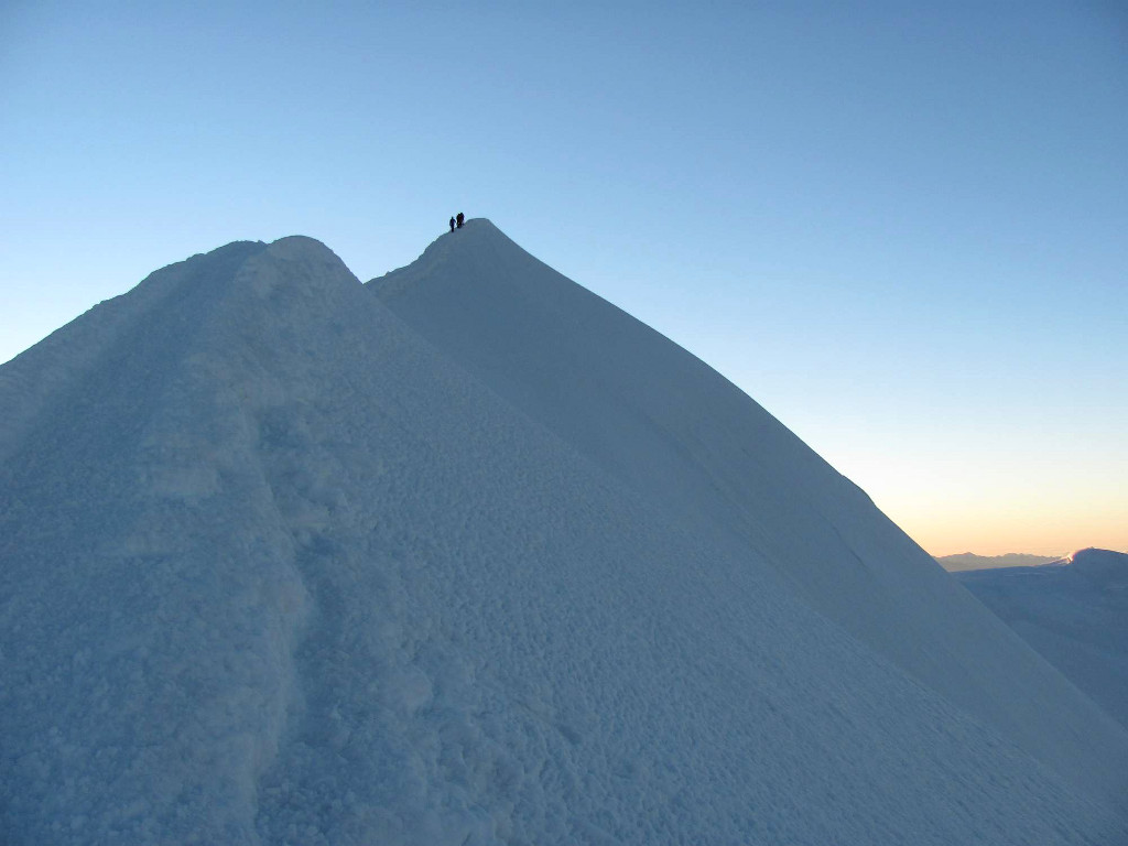 Arete Bosses (4547 m) pár metrů před vrcholem Mont Blanc.