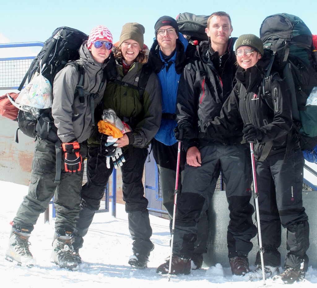Horolezectví na ledovcích pod Mont Blankem vyžaduje kompletní zimní vybavení.