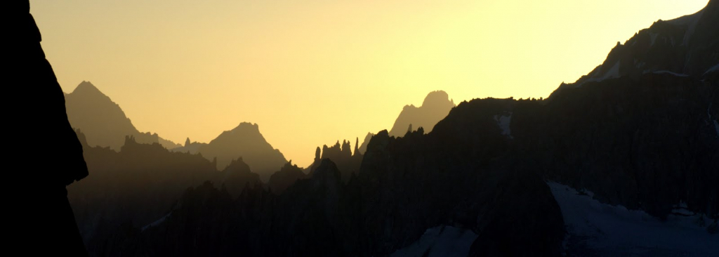 Siluety v masivu Mont Blanc. Vpravo vzadu je Grandes Jorasses.