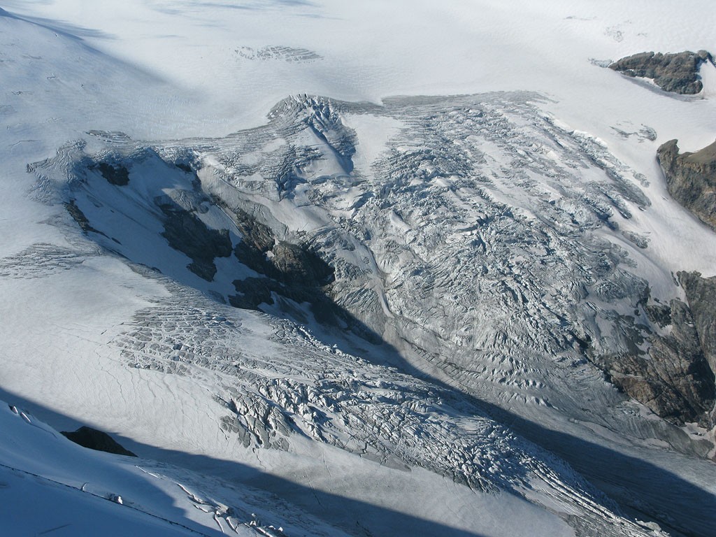 Tady se sbírá materiál na ledovec Pasterze. Pod vrcholem Johannisberg.