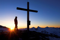 Turista spadl a zabil se, žena pád přežila Turista spadl a zabil se, žena pád přežila