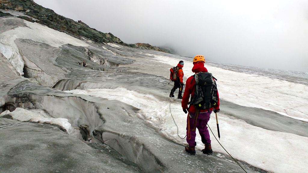 Teischnitzkees, ledovcové trhliny ve vrcholném létě jsou oteveřené a nebezpečné.