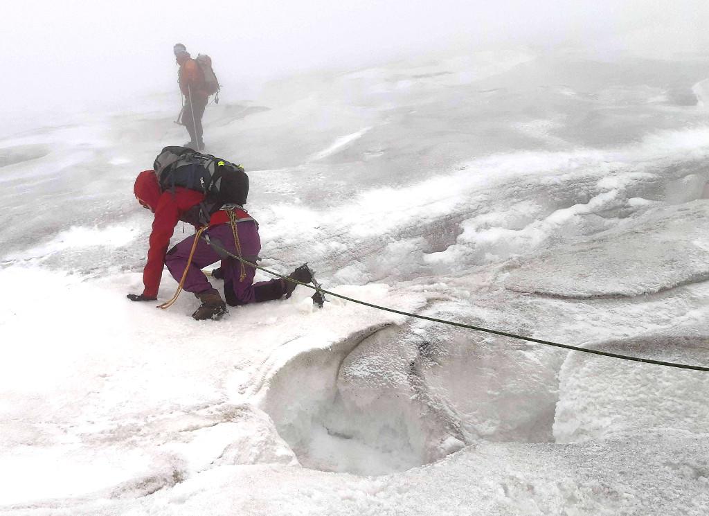 Pásmo ledovcových trhlin pod Romariswandscharte vyžaduje od horolezců nejvyšší opatrnost.