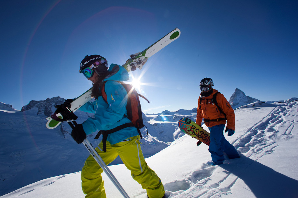 Giulia Monego (lyže) a Xavier de Le Rue (snowboard) pod Matterhornem.
