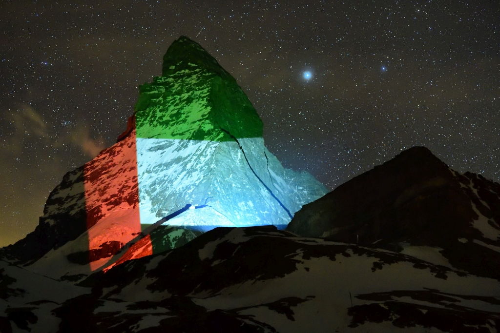 Vlajka Spojených arabských emirátů se promítá na Matterhorn.