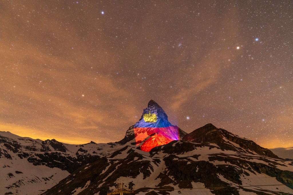 Lichtenštejnsko svítí na Matterhornu. 