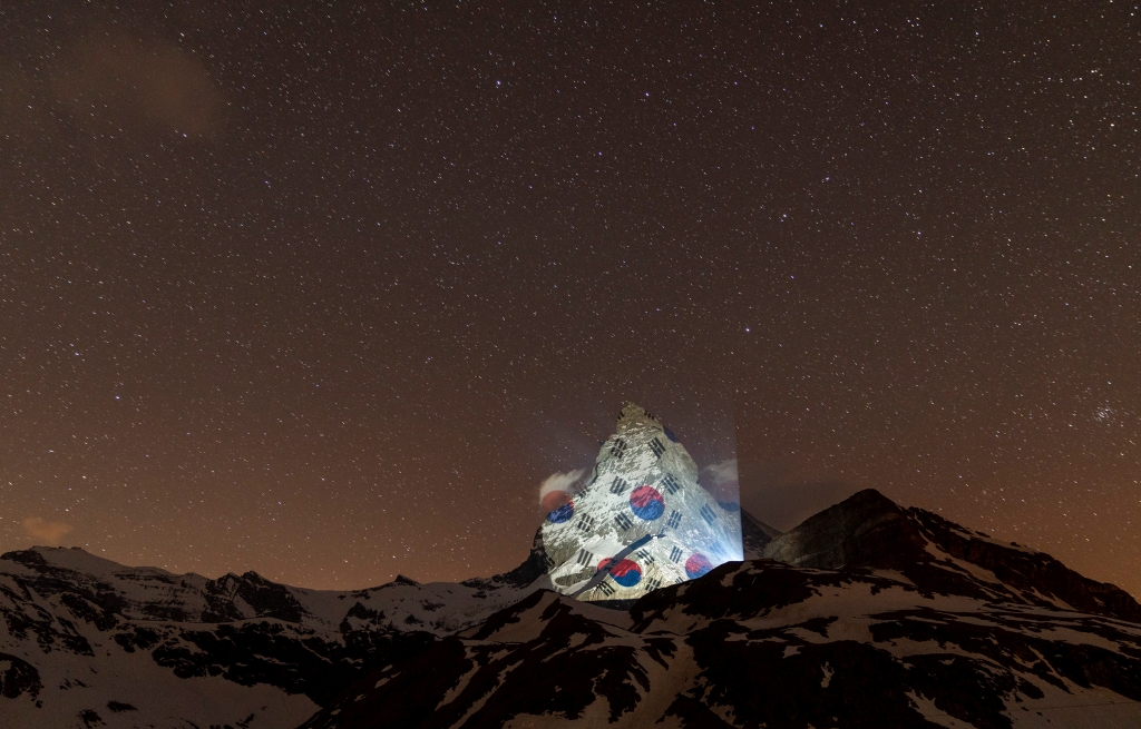 Jižní Korea na Matterhornu svítí do noci.