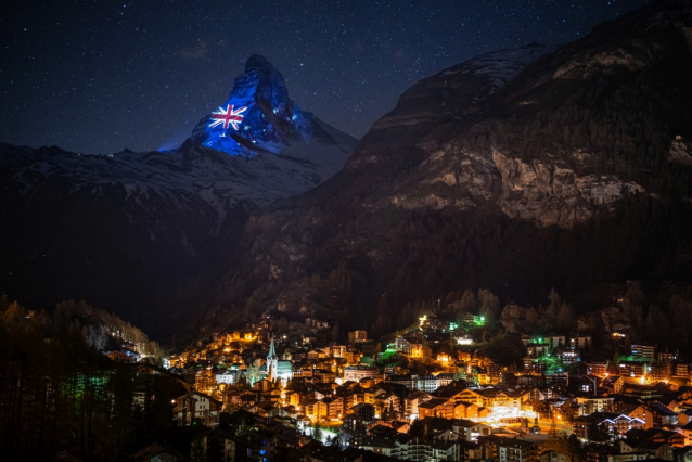 Rozsvícený Matterhorn posiluje naději