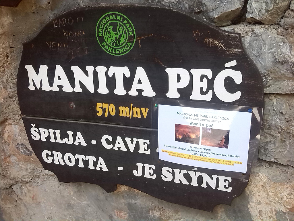 Paklenica, vstup do jeskyně Maniata peč v národním parku.