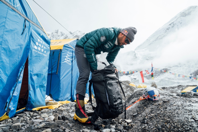 Andrzej Bargiel Skis from the Summit of Mount Everest to Base Camp, Without Supplementary Oxygen.