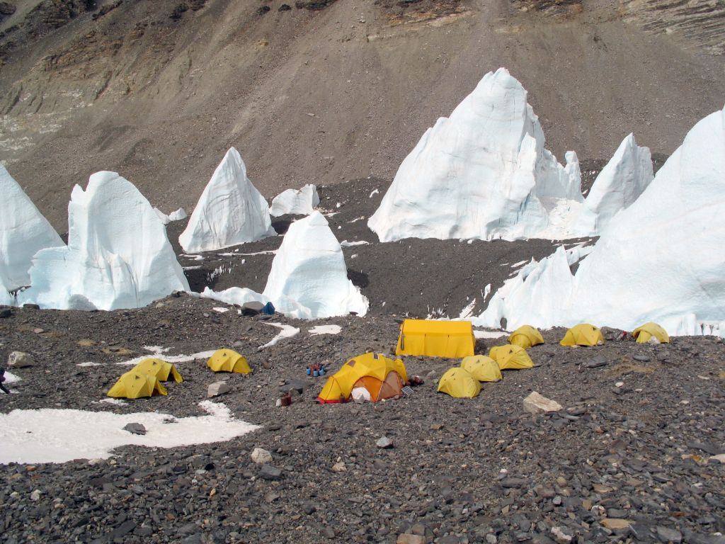 Mount Everest, base camp na čínské (severní) straně.