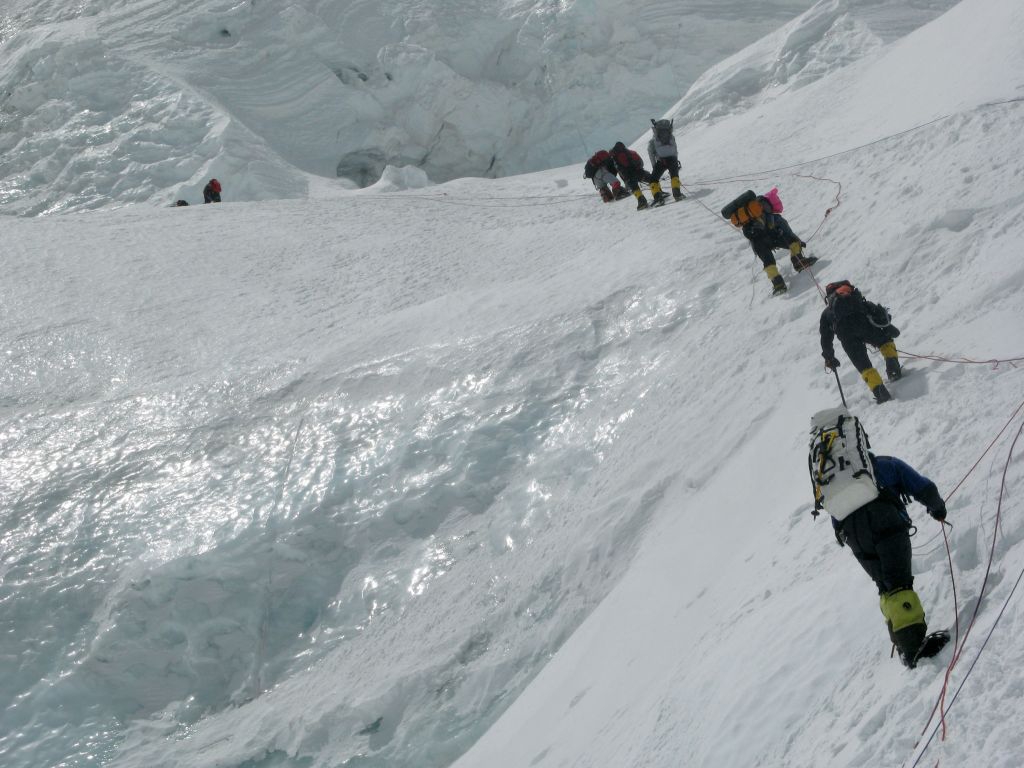 Mount Everest, klasická severní cesta je plná horolezců.