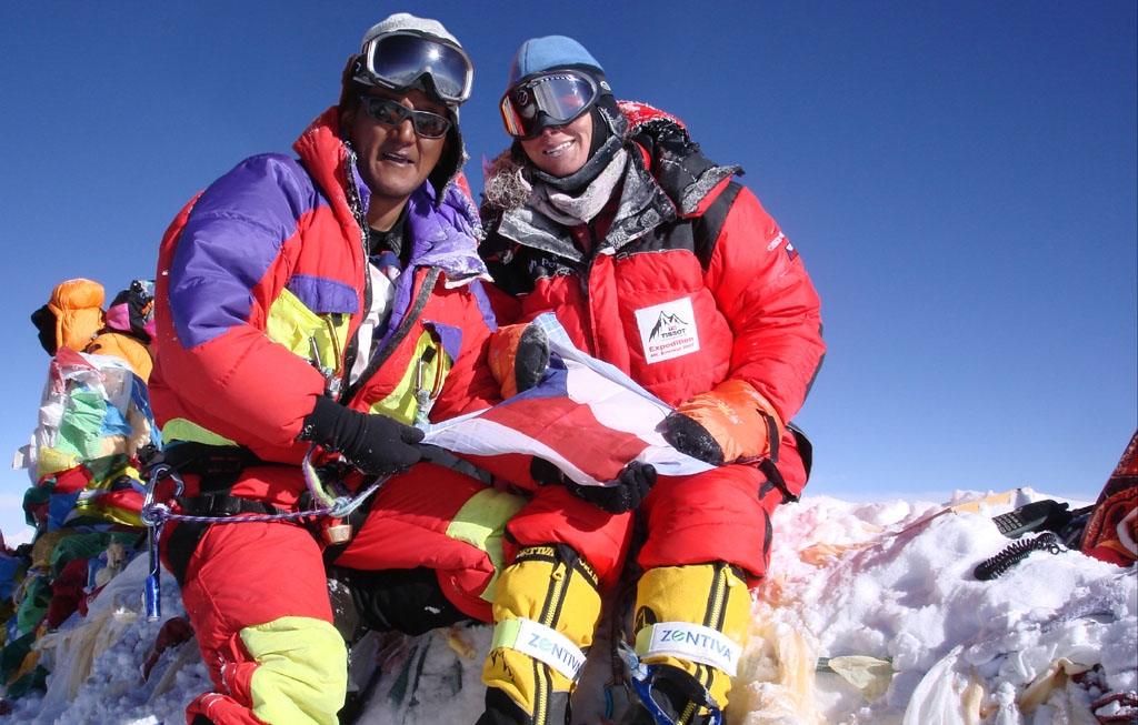 Klára Kolouchová, tehdy ještě Poláčková, a Tashi na vrcholu Mount Everest (8850 m).