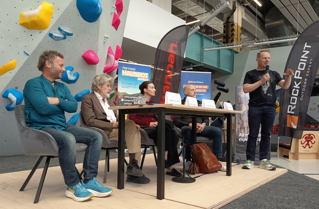 Zleva Jan Tráva Trávníček, Reinhold Messner, Diane Messnerová, Petr Horký a moderátor.