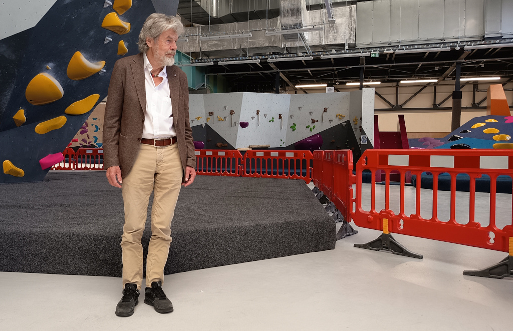 Reinhold Messner na lezecké stěně Smíchoff Praha.