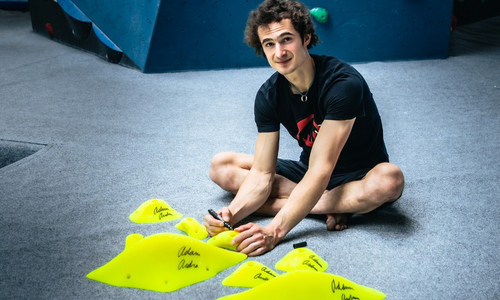 Adam Ondra vydražil své chyty pro Ukrajinu Adam Ondra vydražil své chyty pro Ukrajinu