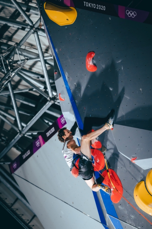 Adam Ondra se v Tokiu probojoval do finále. První krok splnil!