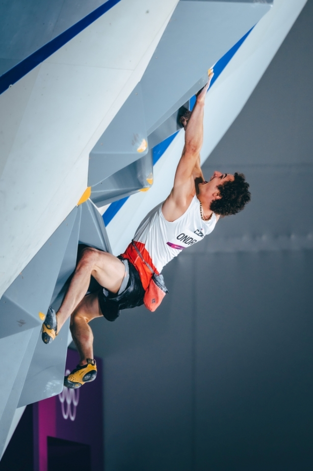 Adam Ondra se v Tokiu probojoval do finále. První krok splnil!