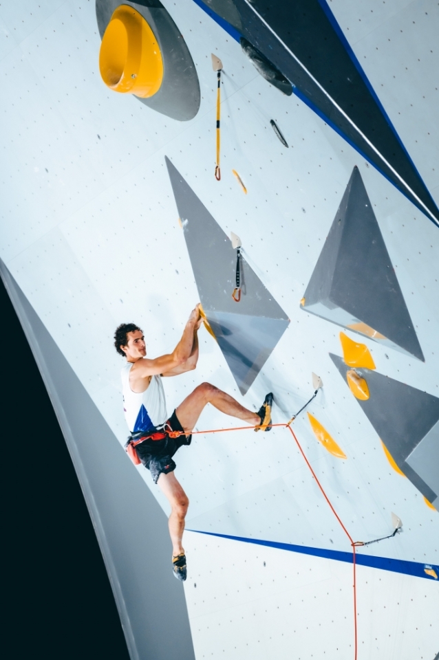 Adam Ondra se v Tokiu probojoval do finále. První krok splnil!