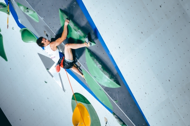 Adam Ondra se v Tokiu probojoval do finále. První krok splnil!