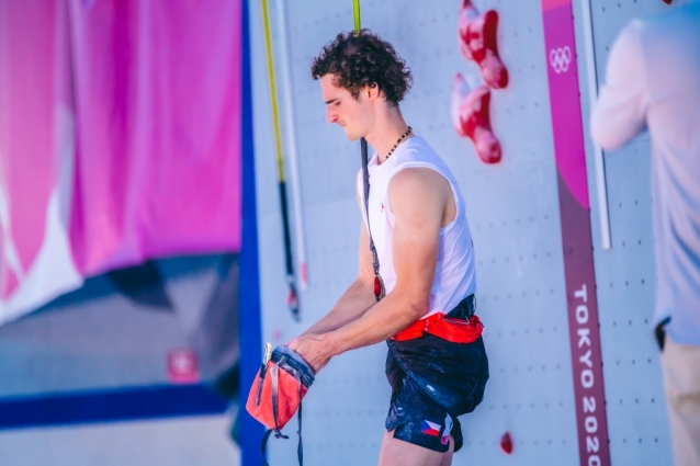 Adam Ondra se v Tokiu probojoval do finále. První krok splnil!