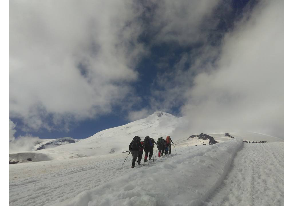 Dlouhé ledovcové pláně vedou na Elbrus.