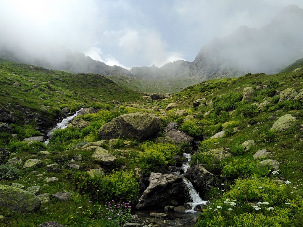 Kavkaz, údolí u jezera Okhoje.