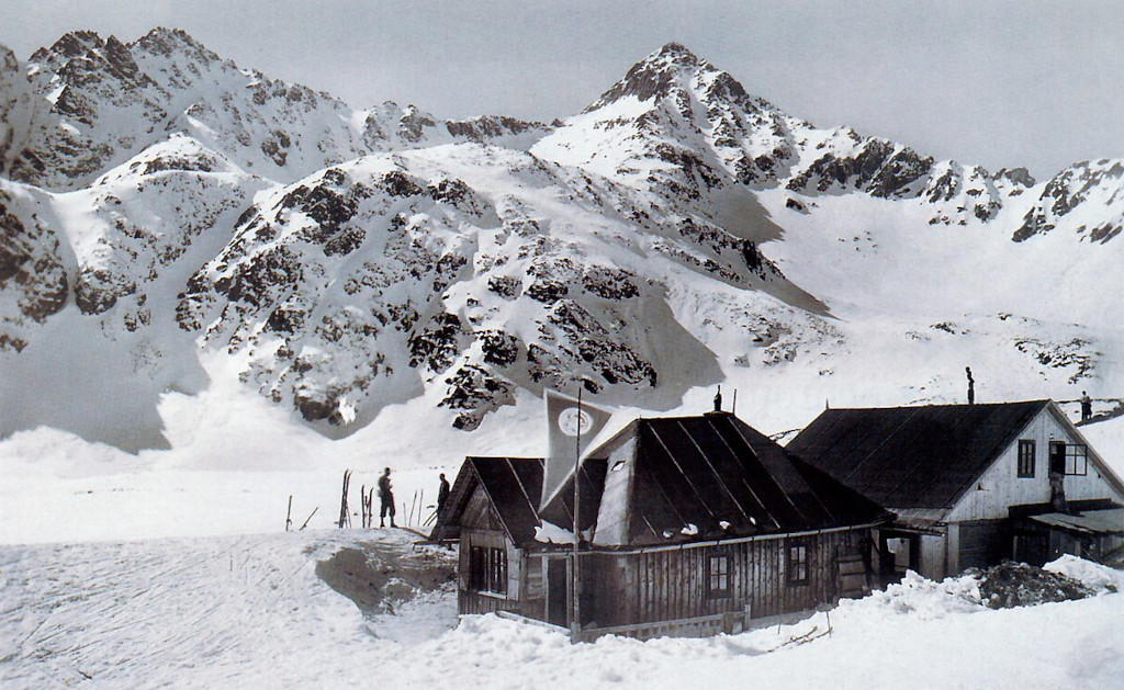 Votrubova chata po roce 1924, předchůdkyně Kežmarské chaty u Velkého Bílého plesa.