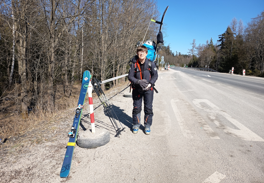 Rozcestí Biela voda u Tatranské Lomnice. Odtud jezdí autobus.
