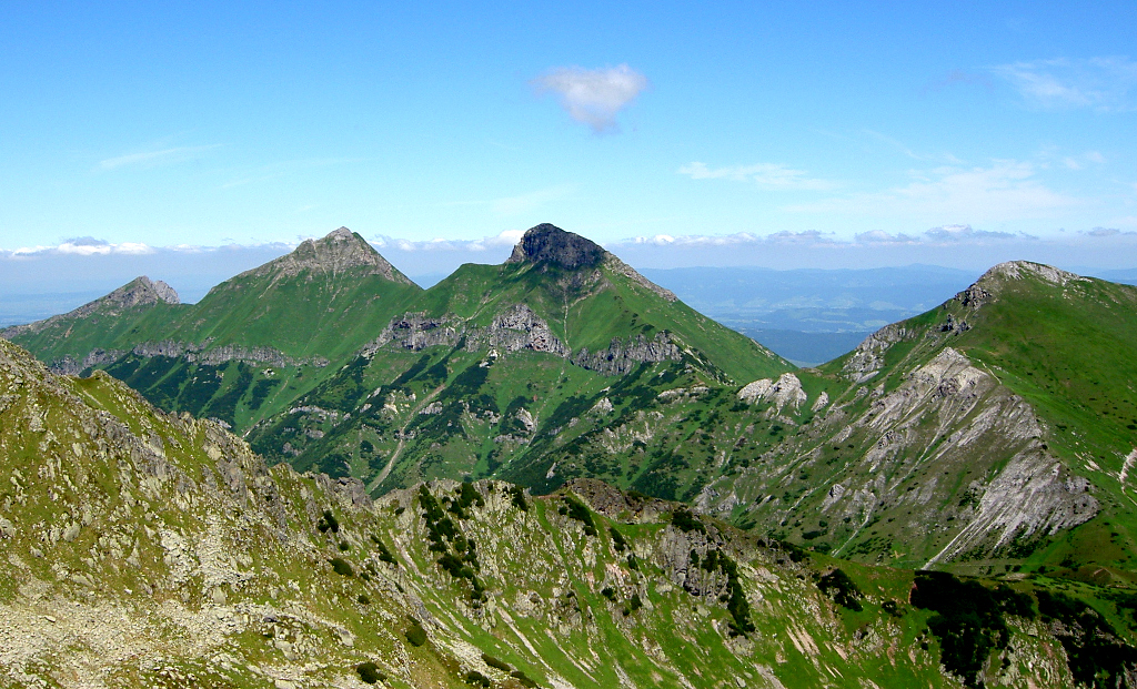Severovýchodní hřeben na Jahňací štít (vepředu). Na obzoru Belianské Tatry - zprava Hlúpy, Ždiarska vidla, Havran, Nový vrch a Muráň. 